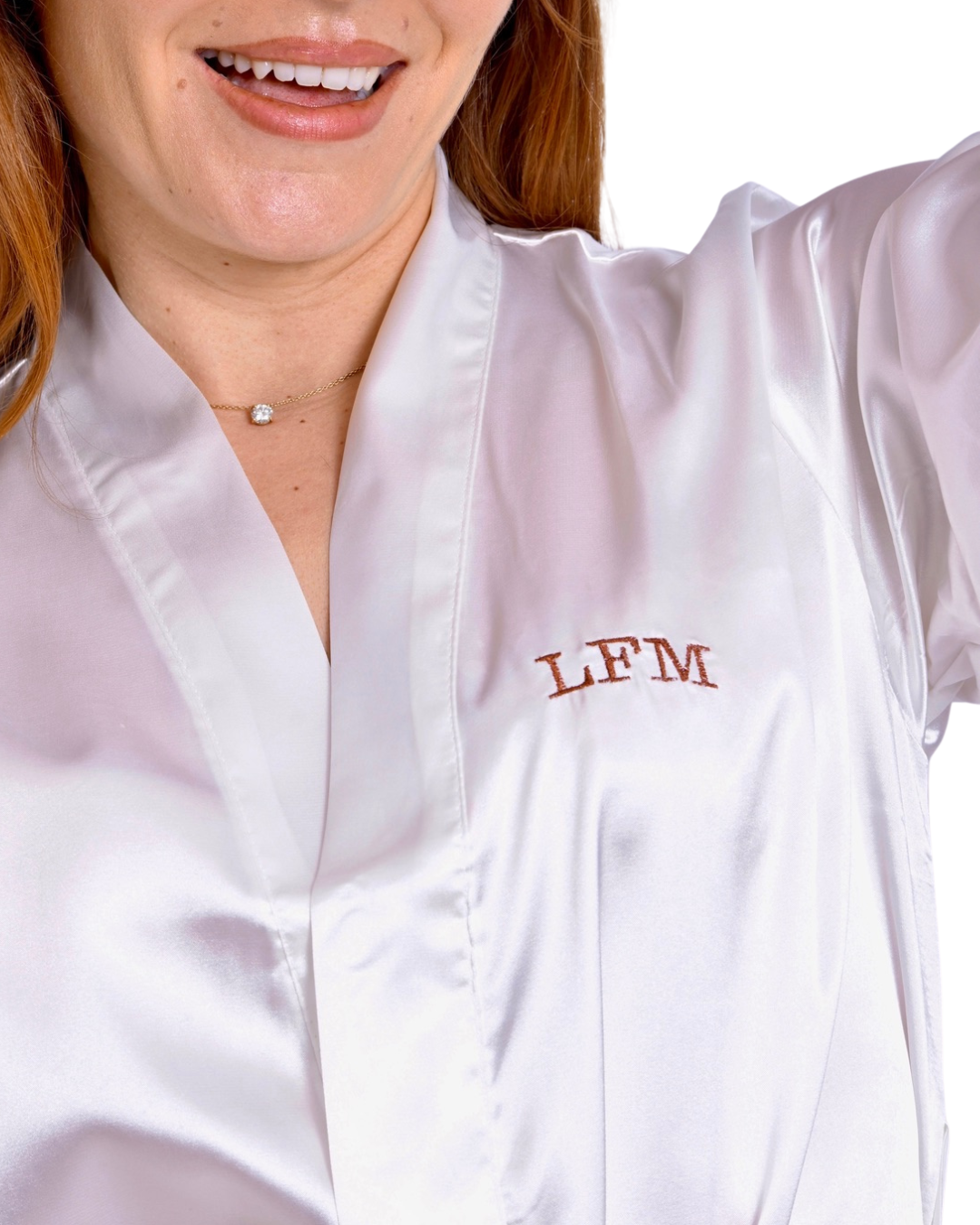 Peignoir long en satin brodé blanc