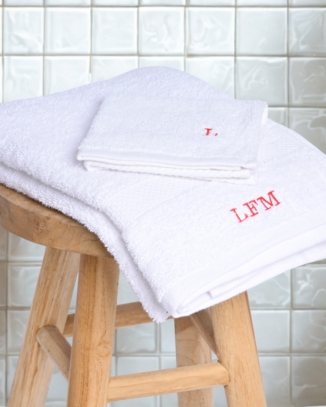 Coffret linge de maison brodé – Gant, serviette visage et serviette bain