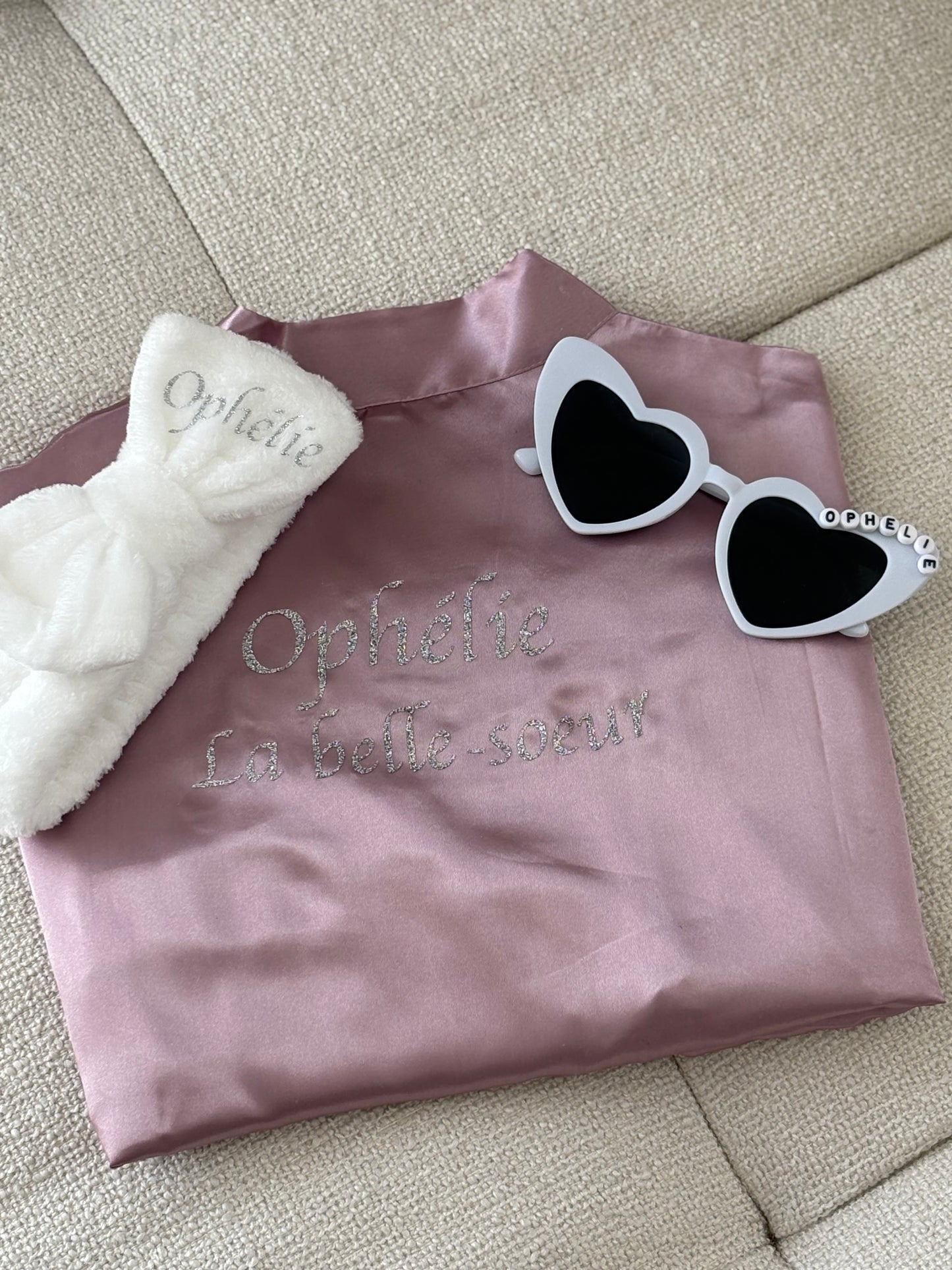 Pack événement - Peignoir en satin, bandeau de soin et lunettes personnalisés