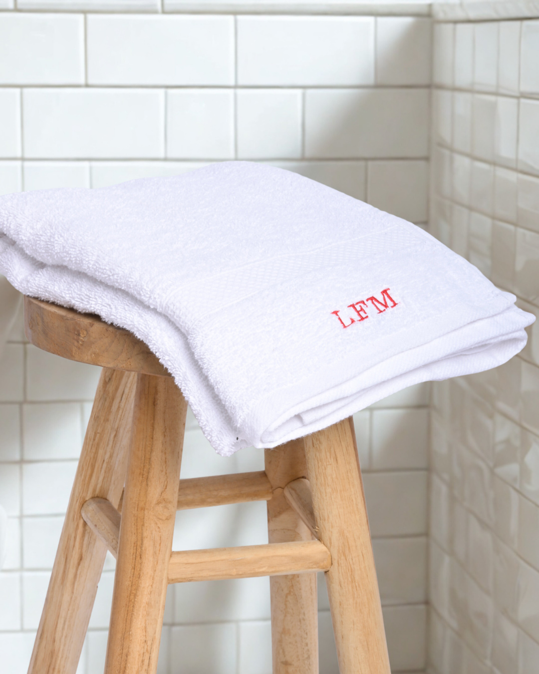 Serviette de bain en éponge de coton brodé