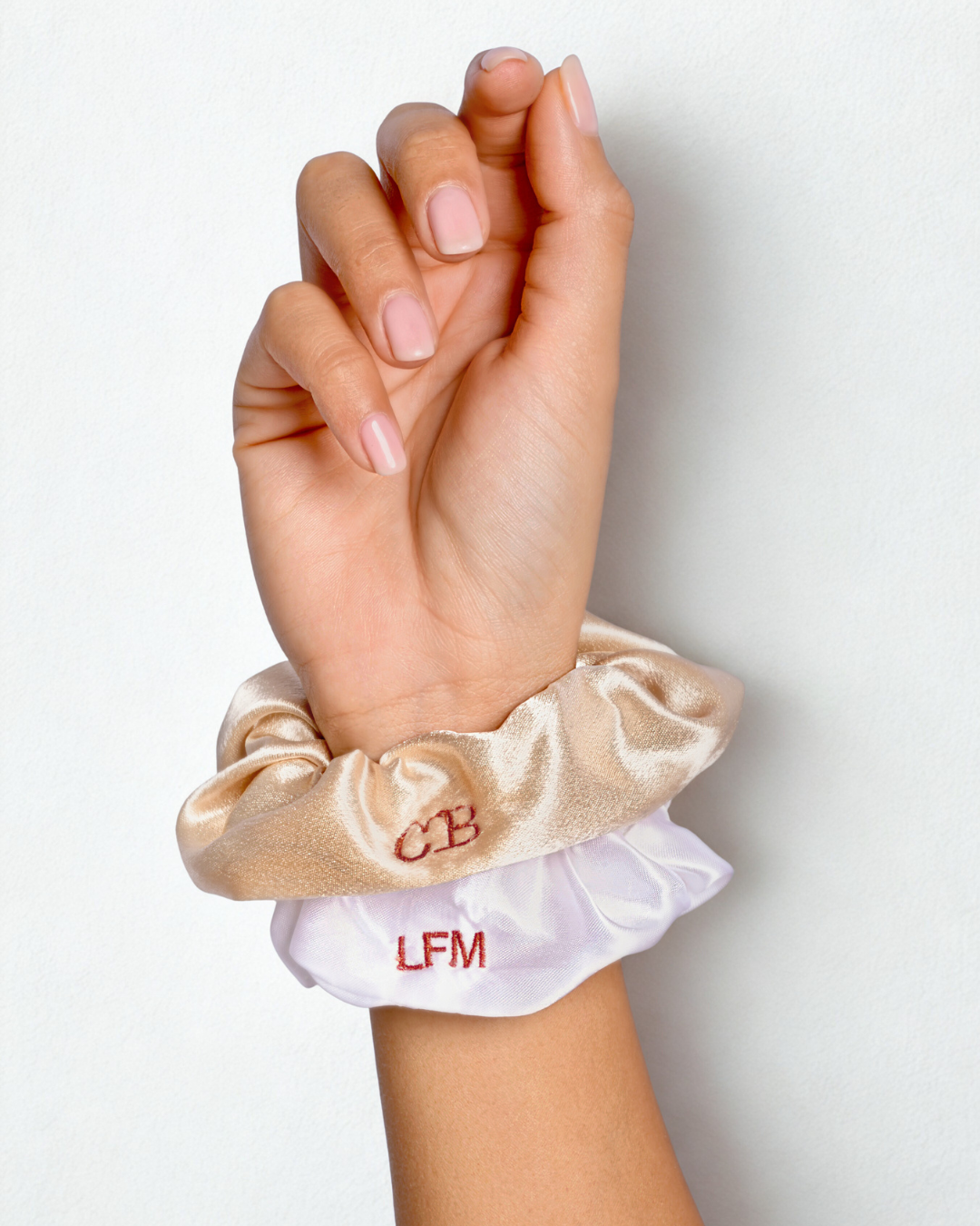 Chouchou en satin brodé – pour tous types de cheveux