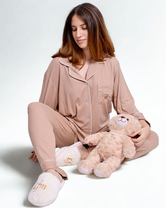 Pyjama brodé en coton beige extensible