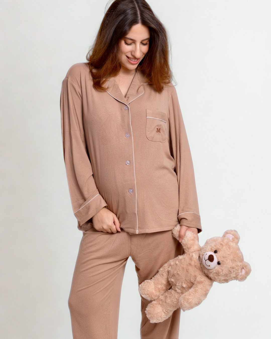 Pyjama brodé en coton beige extensible