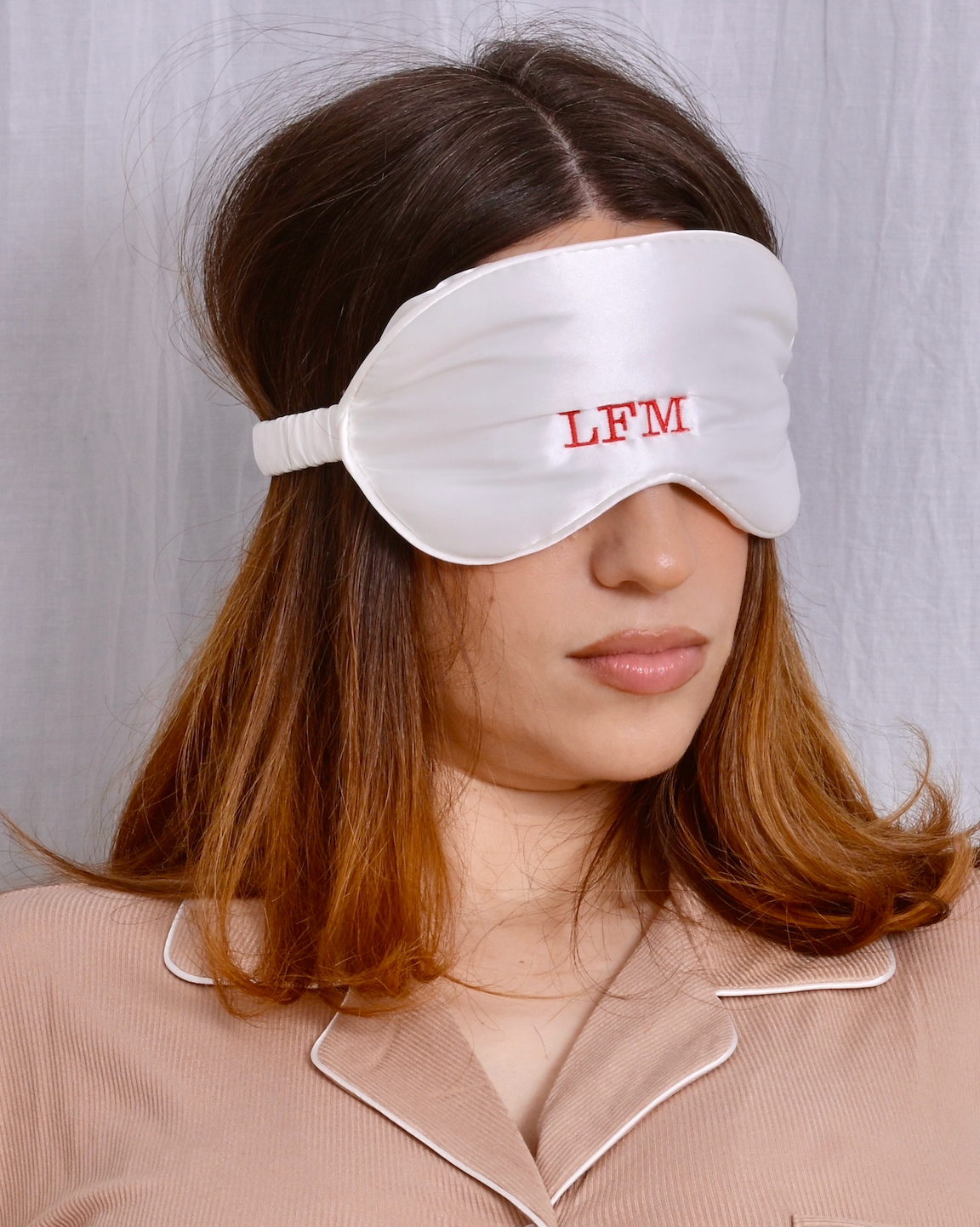 Masque de nuit en satin brodé