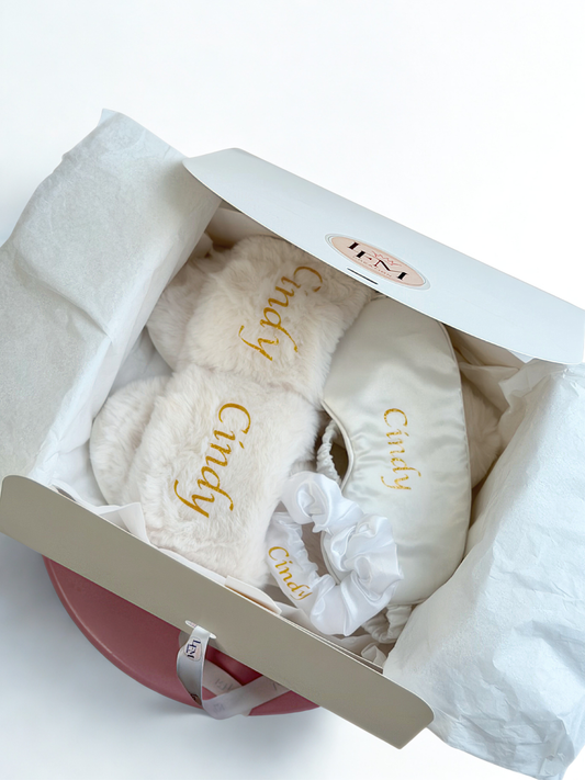 Coffret chill personnalisé – chaussons, masque et chouchou en satin