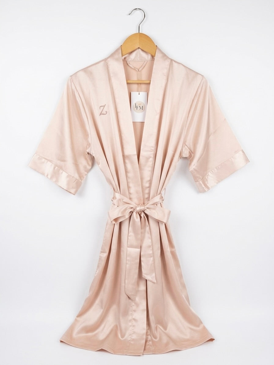 Peignoir en satin brodé