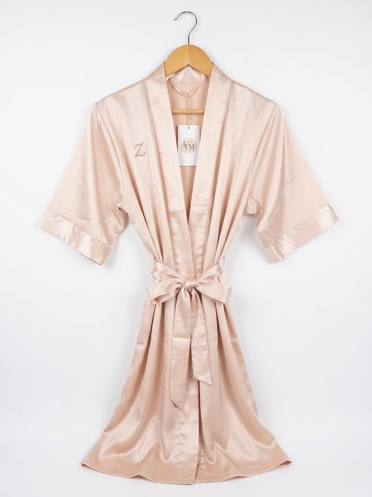 Peignoir en satin brodé