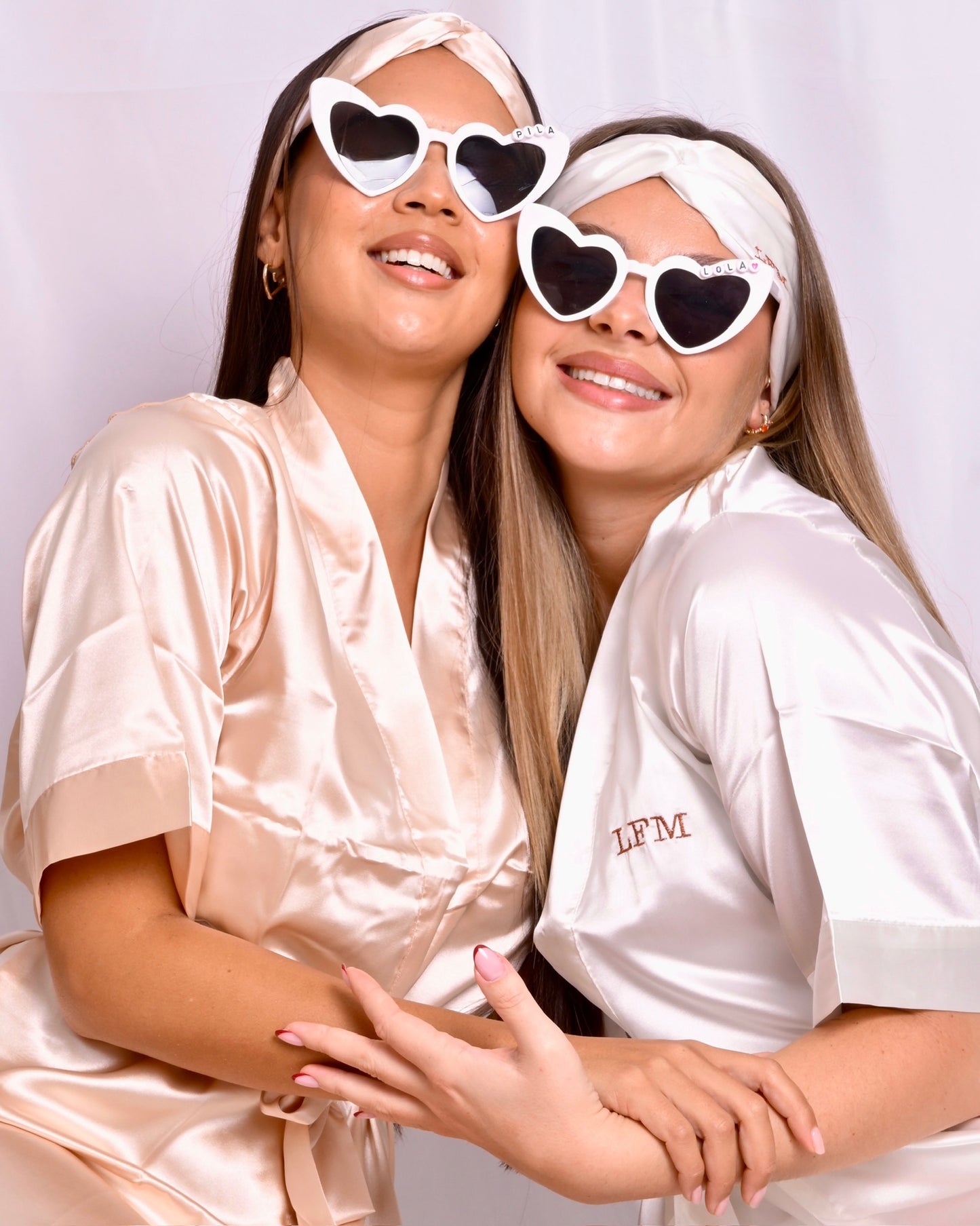 Peignoir en satin brodé