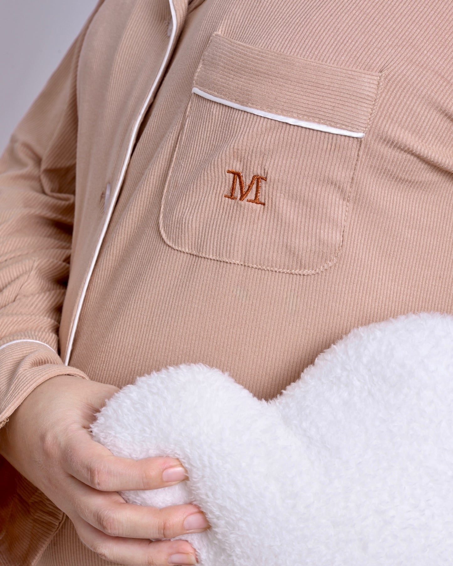 Pyjama brodé en coton beige extensible